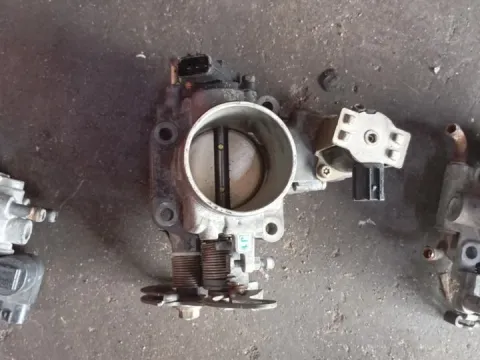 Σώμα Πεταλούδας E0T41572 για MAZDA 323 (2001 - 2003) (BJ)  ΤΕΛΑΡΟ 61"(πισω σκαλα) Σώμα Πεταλούδας E0T41572 για MAZDA 323 (2001 - 2003) (BJ)  ΤΕΛΑΡΟ 61"(πισω σκαλα)
