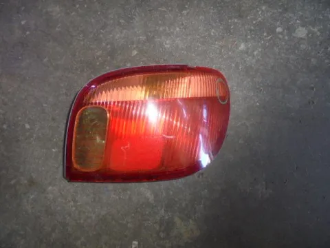 Φανάρι Πίσω Δεξί (Με Φίσα) (Ραγισμένο) για TOYOTA YARIS (2003 - 2005) (XP10)  Φανάρι Πίσω Δεξί (Με Φίσα) (Ραγισμένο) για TOYOTA YARIS (2003 - 2005) (XP10)