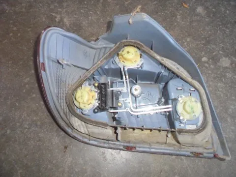 Φανάρι Πίσω Δεξί (Με Φίσα) (Ραγισμένο) για TOYOTA YARIS (2003 - 2005) (XP10)  -  Φανάρι Πίσω Δεξί (Με Φίσα) (Ραγισμένο) για TOYOTA YARIS (2003 - 2005) (XP10)  -