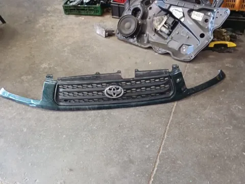 Μάσκα (Ελαττωματική) για TOYOTA RAV-4 (2000 - 2004) (XA20)  Μάσκα (Ελαττωματική) για TOYOTA RAV-4 (2000 - 2004) (XA20)