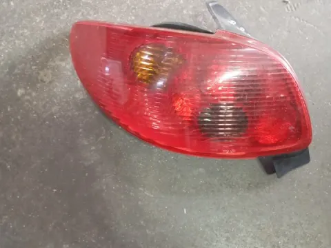 Φανάρι Πίσω Αριστερό (Σπασμένη Βάση) για PEUGEOT 206 (2002 - 2009) Hatchback - 3dr , Hatchback - 5dr  Φανάρι Πίσω Αριστερό (Σπασμένη Βάση) για PEUGEOT 206 (2002 - 2009) Hatchback - 3dr , Hatchback - 5dr