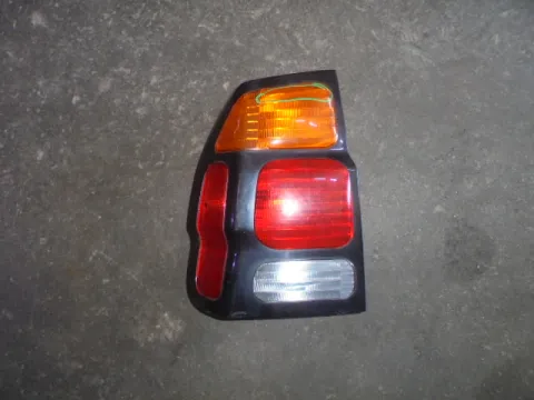 Φανάρι Πίσω Αριστερό (Ραγισμένο) για MITSUBISHI PAJERO (1998 - 2000) SPORT (K90)  Φανάρι Πίσω Αριστερό (Ραγισμένο) για MITSUBISHI PAJERO (1998 - 2000) SPORT (K90)