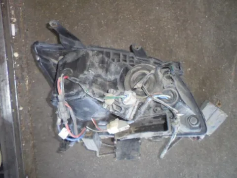 Φανάρι Εμπρός Αριστερό  Σπασμένη Βάση  για TOYOTA AVENSIS (2003 - 2006) (T250)  -  Φανάρι Εμπρός Αριστερό  Σπασμένη Βάση  για TOYOTA AVENSIS (2003 - 2006) (T250)  -