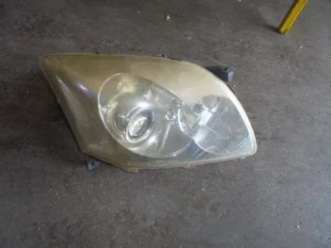 Φανάρι Εμπρός Δεξί Σπασμένη Βάση για TOYOTA AVENSIS (2003 - 2006) (T250)  Φανάρι Εμπρός Δεξί Σπασμένη Βάση για TOYOTA AVENSIS (2003 - 2006) (T250)
