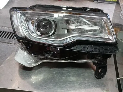 Φανάρι Εμπρός Δεξί XENON για JEEP GRAND CHEROKEE (2014 - ) SUV- ΕΚΤΟΣ ΔΡΟΜΟΥ - 5dr  Φανάρι Εμπρός Δεξί XENON για JEEP GRAND CHEROKEE (2014 - ) SUV- ΕΚΤΟΣ ΔΡΟΜΟΥ - 5dr