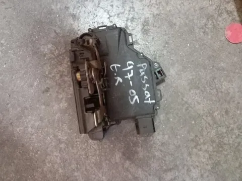 Ηλεκτρομαγνητική Κλειδαριά Εμπρός Δεξιά  8PIN  για VW PASSAT (1997 - 2000) (3B2) , (2000 - 2005) (3B3)  Ηλεκτρομαγνητική Κλειδαριά Εμπρός Δεξιά  8PIN  για VW PASSAT (1997 - 2000) (3B2) , (2000 - 2005) (3B3)