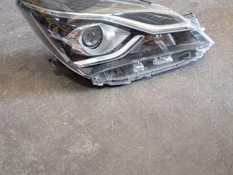 Φανάρι Εμπρός Δεξί Σπασμένη Βάση για TOYOTA YARIS (2015 - 2017)  Φανάρι Εμπρός Δεξί Σπασμένη Βάση για TOYOTA YARIS (2015 - 2017)