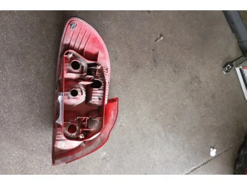 Φανάρι Πίσω Δεξί Χωρίς Πλακέτα Ραγισμένο για TOYOTA AVENSIS (1997 - 2000) (T220)  - 