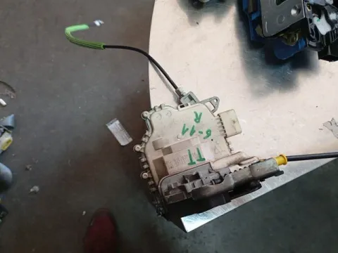 Ηλεκτρομαγνητική Κλειδαριά Εμπρός Δεξιά 6pin για AUDI TT (2006 - 2011) (8J) 