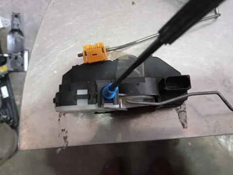 Ηλεκτρομαγνητική Κλειδαριά Εμπρός Δεξιά 5pin για OPEL ASTRA (2010 - 2012) J Hatchback - 5dr 