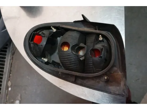 Φανάρι Πίσω Δεξί Ραγισμένο Χωρίς Πλακέτα για RENAULT MEGANE (1999 - 2002) (LA) (DA) (EA) (KA)  - 