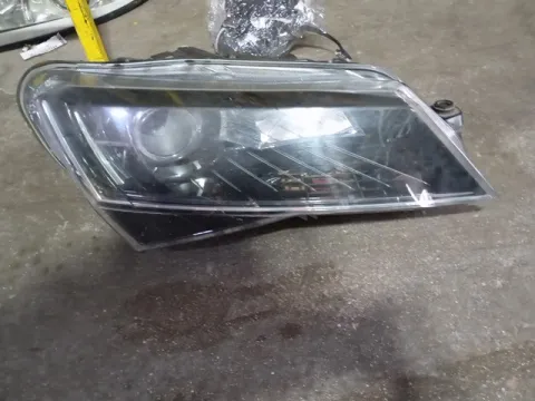 Φανάρι Εμπρός Δεξί Με Σπασμένη Βάση για SKODA SUPERB (2014 - ) 