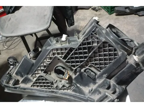 Φανάρι Εμπρός Δεξί Με Σπασμένη Βάση για SKODA SUPERB (2014 - )  - 