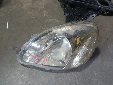 Φανάρι Εμπρός Αριστερό Ελαττωματικό + Σπασμένη Βάση για TOYOTA YARIS (2003 - 2005) (XP10) 