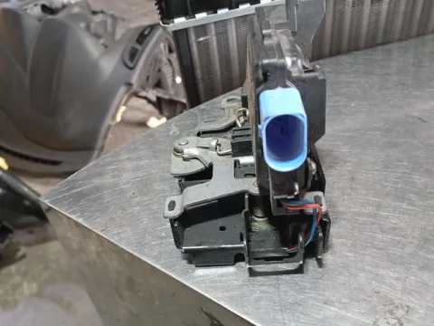 Ηλεκτρομαγνητική Κλειδαριά Πίσω Δεξιά 7pin 7L0839016D για VW GOLF (2004 - 2008) Mk5 (1K1) 