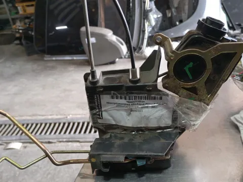 Ηλεκτρομαγνητική Κλειδαριά Πίσω Δεξιά Με Πλαστική Ντίζα  για HYUNDAI ACCENT  2006 -