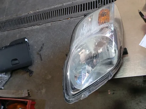 Φανάρι Εμπρός Αριστερό Σπασμένη Βάση  για TOYOTA YARIS (2006 - 2009) (KL9) 